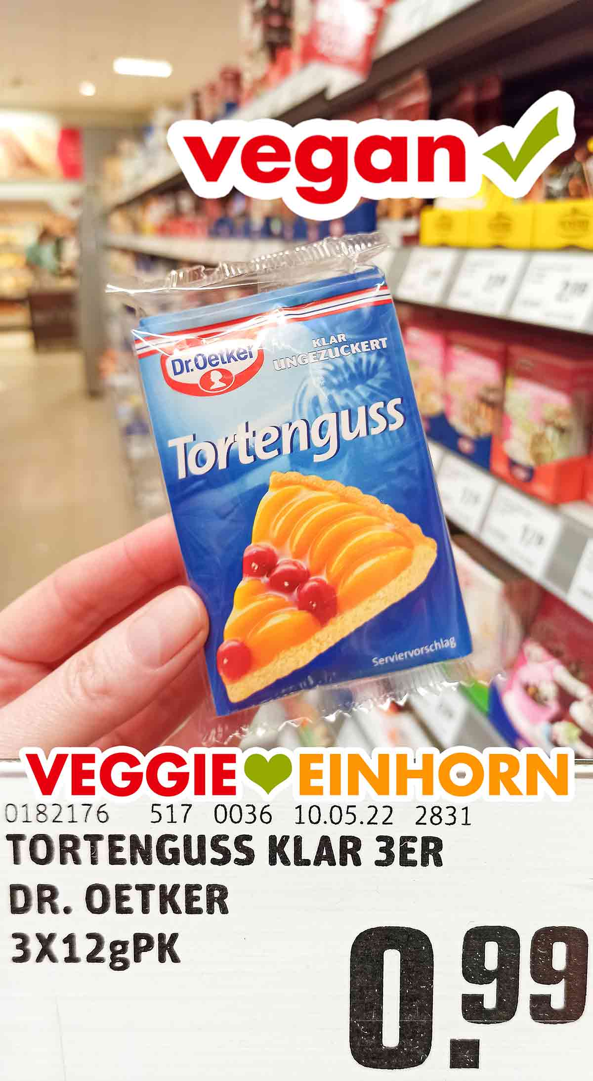 Den klaren, ungezuckerten Tortenguss von Dr. Oetker gibt es in fast jedem Supermarkt. Eine Hand hält eine Packung klaren Tortenguss von Dr. Oetker im Supermarkt