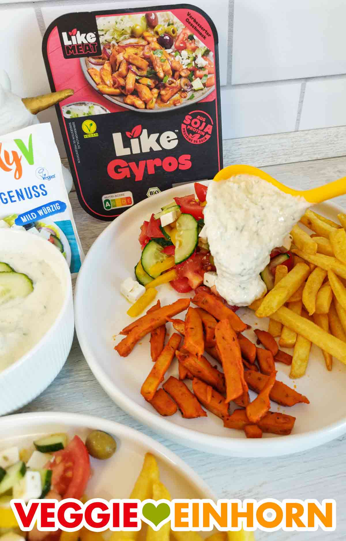 Der cremige vegane Zaziki ist mit veganer Crème fraîche zubereitet. Veganer Tzatziki wird auf den veganen Gyros Teller gefüllt.