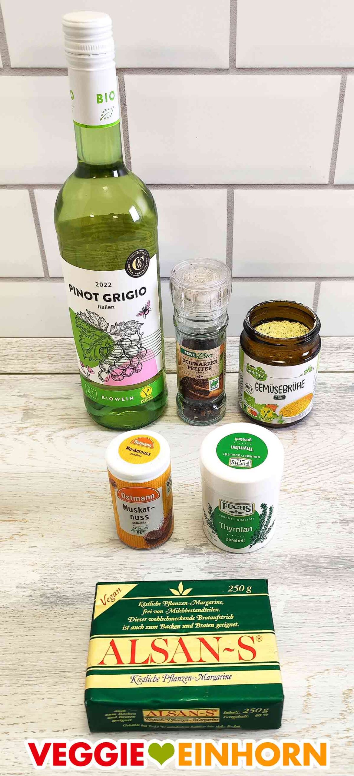 Veganer Weißwein, Rewe Bio Schwarzer Pfeffer, Aldi Gut Bio Gemüsebrühe, Ostmann Gemahlene Muskatnuss, Fuchs Gerebelter Thymian, Alsan-S Veganer Weißwein, schwarzer Pfeffer, Gemüsebrühe Pulver, Muskat, Thymian, vegane Butter