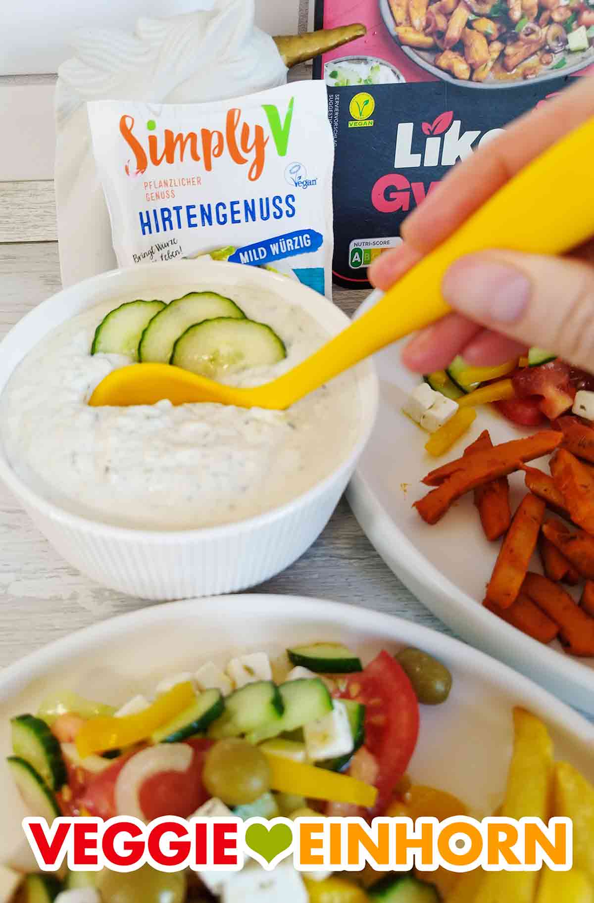 Der Zaziki mit veganer Crème fraîche schmeckt lecker zu einem veganen Gyros Teller. Veganer Zaziki ein einer kleinen Schüssel wird mit einer Fülle serviert