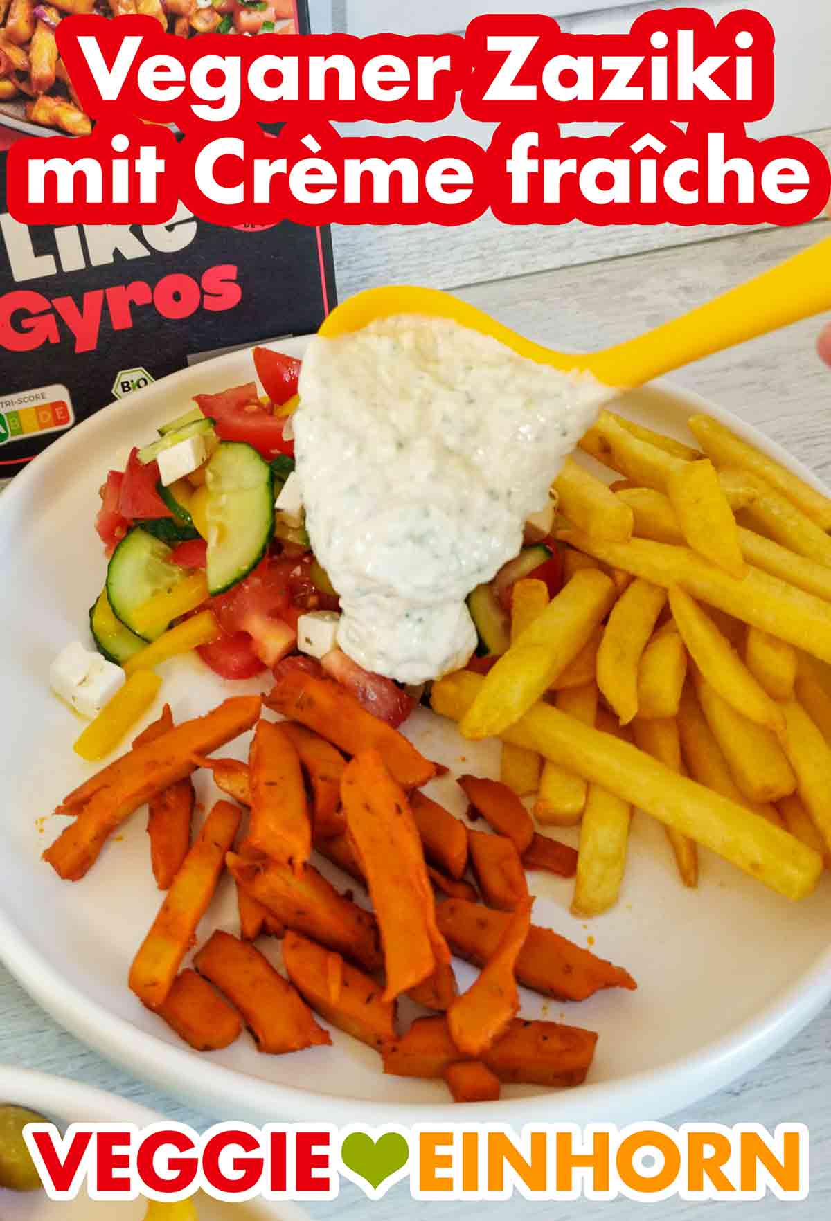 Veganer Zaziki passt perfekt zu veganem Gyros, griechischem Bauernsalat und Pommes. Veganer Zaziki mit Crème fraîche wird auf einen veganen Gyros Teller gegeben