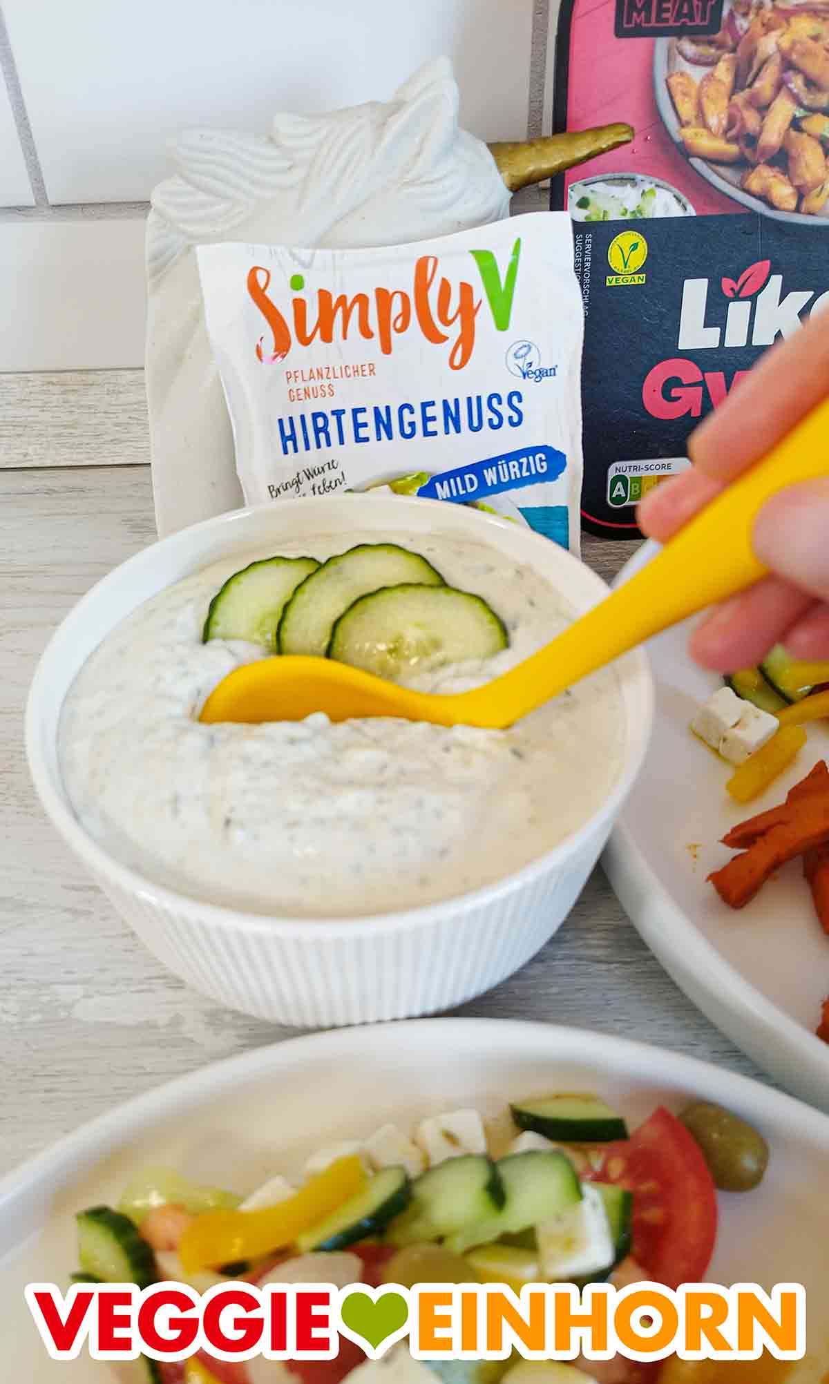 Der cremige vegane Tzatziki schmeckt sehr lecker auf dem veganen Gyros Teller. Veganes Zaziki mit veganer Crème fraîche für den Gyros Teller