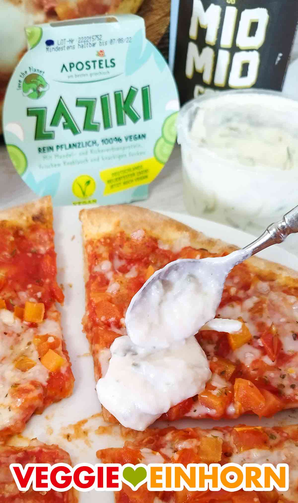 Wir haben den veganen Zaziki von Apostels mit Pizza gegessen. Der vegane Zaziki von Apostels wird auf die Pizza gegeben.