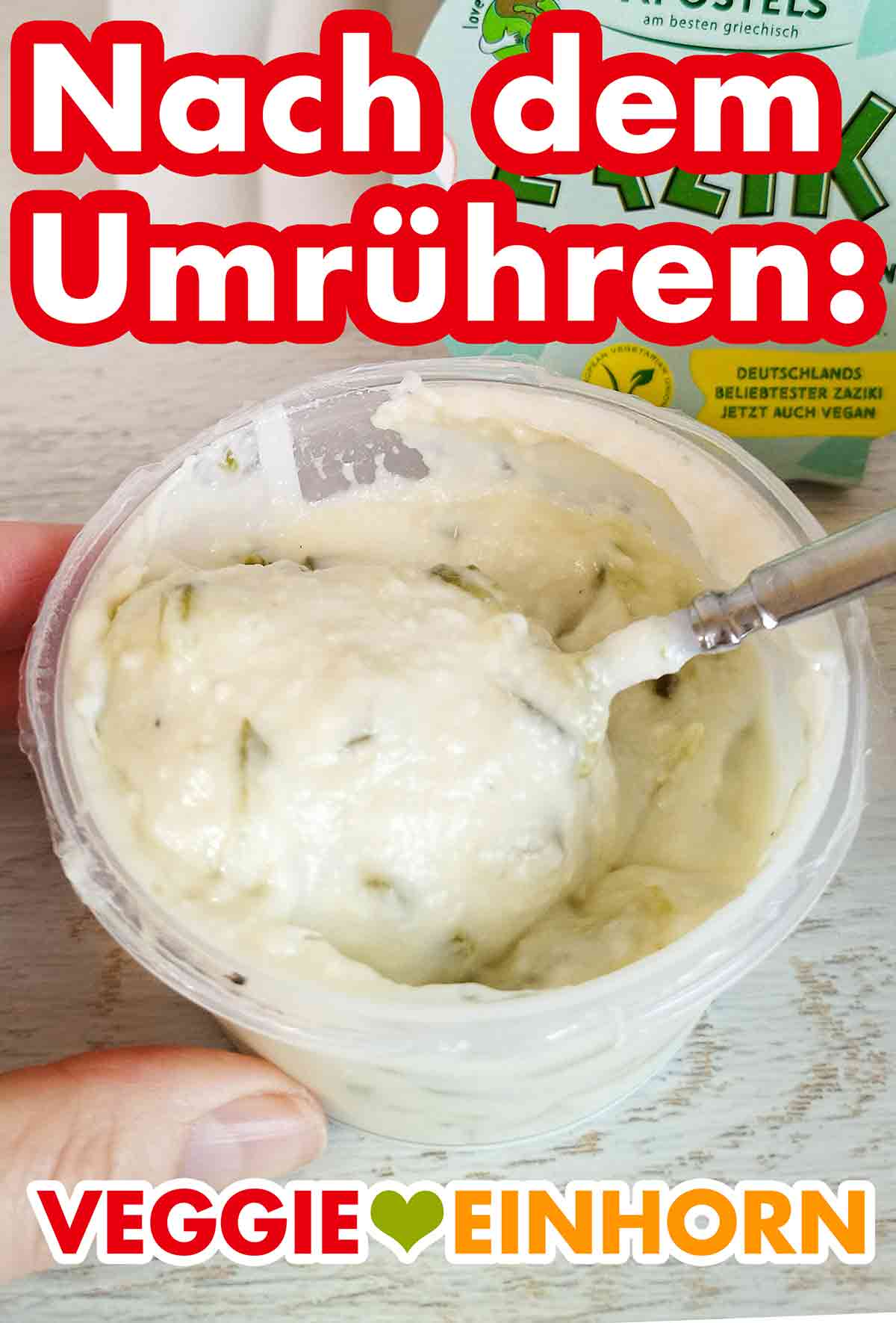 Nach dem Umrühren wird die Konsistenz besser und weniger glibberig. Der vegane Zaziki von Apostels nach dem Umrühren