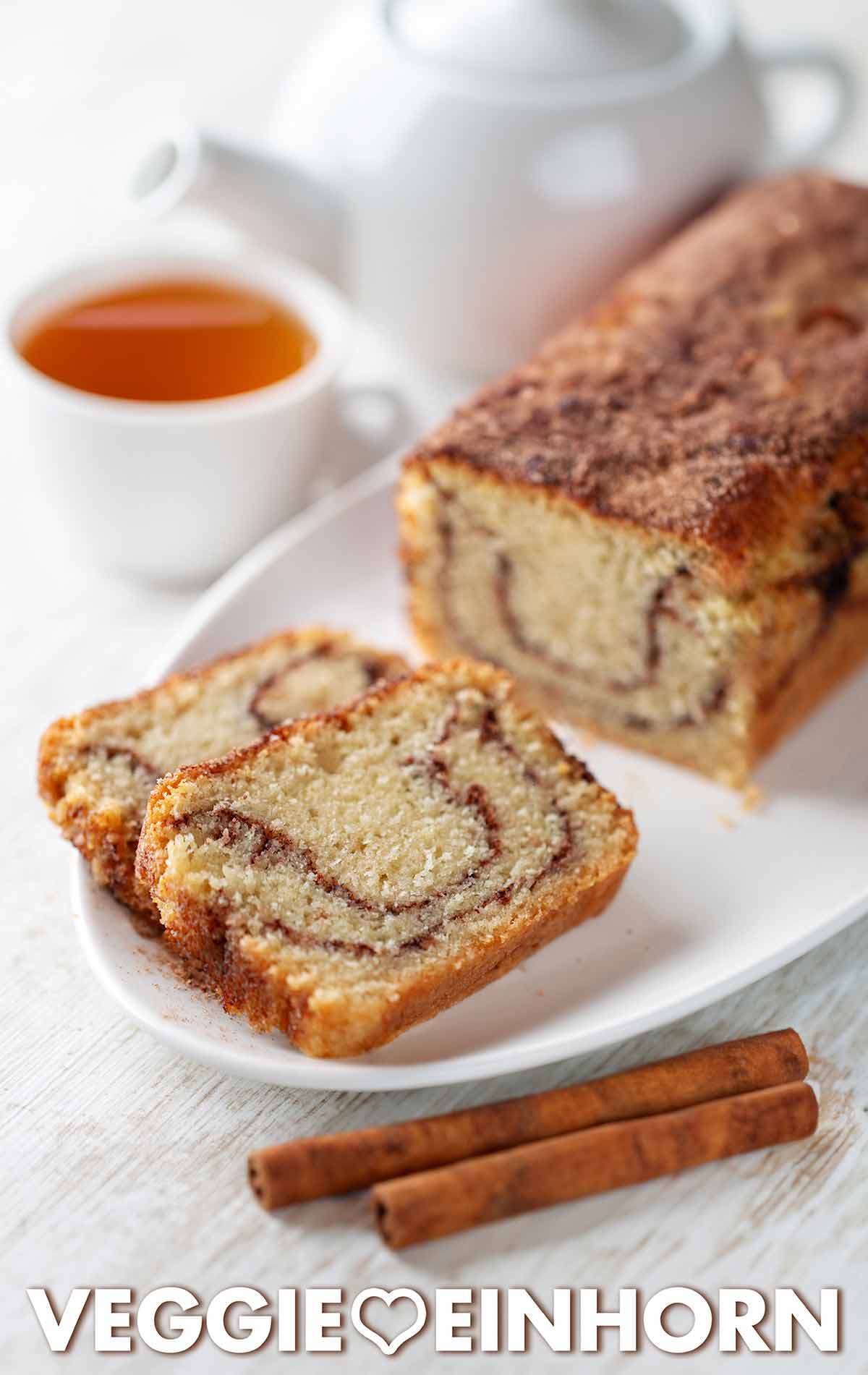 Einfacher Zucker Zimt Kuchen aus einem schnellen veganen Rührteig ohne Ei. Veganer Zimt Kuchen