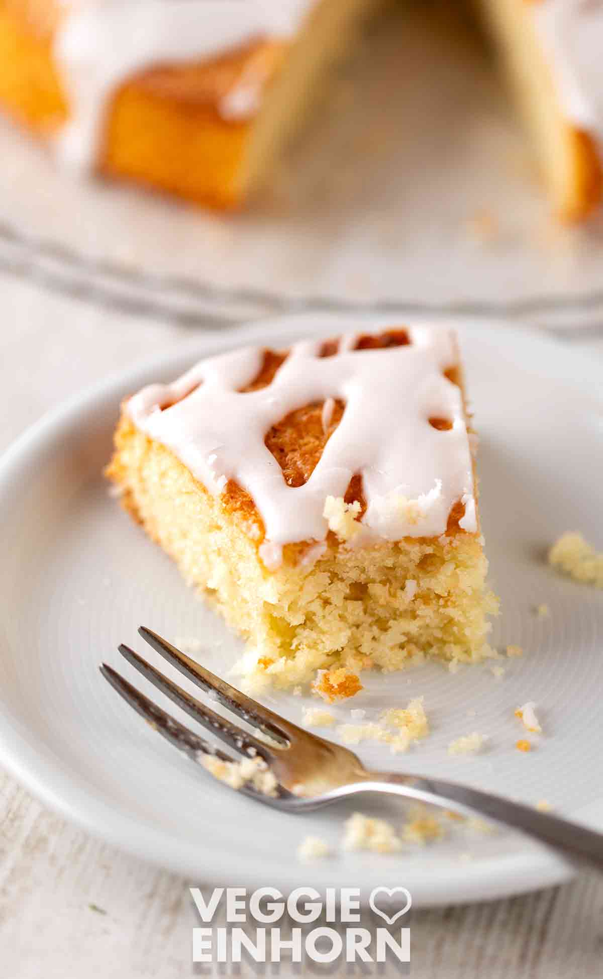 Das Rezept ist schnell mit wenigen einfachen Zutaten. Ein Stück veganer Zitronenkuchen aus der Springform