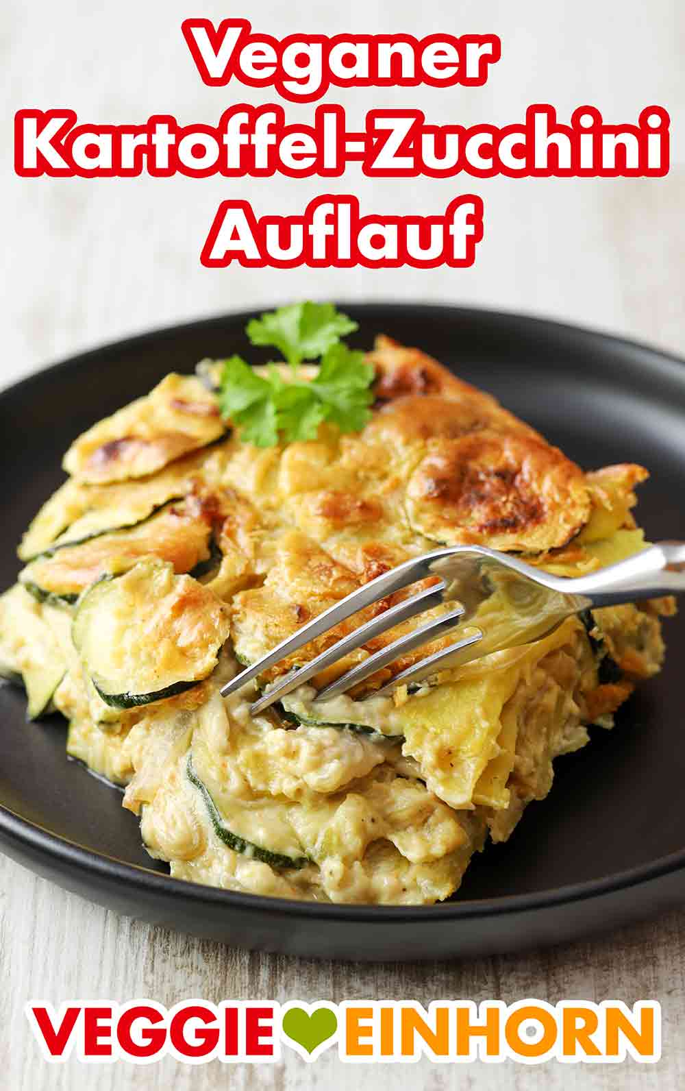 Der Kartoffelauflauf mit Zucchini ist vegetarisch und vegan. Veganer Kartoffel Zucchini Auflauf auf einem Teller