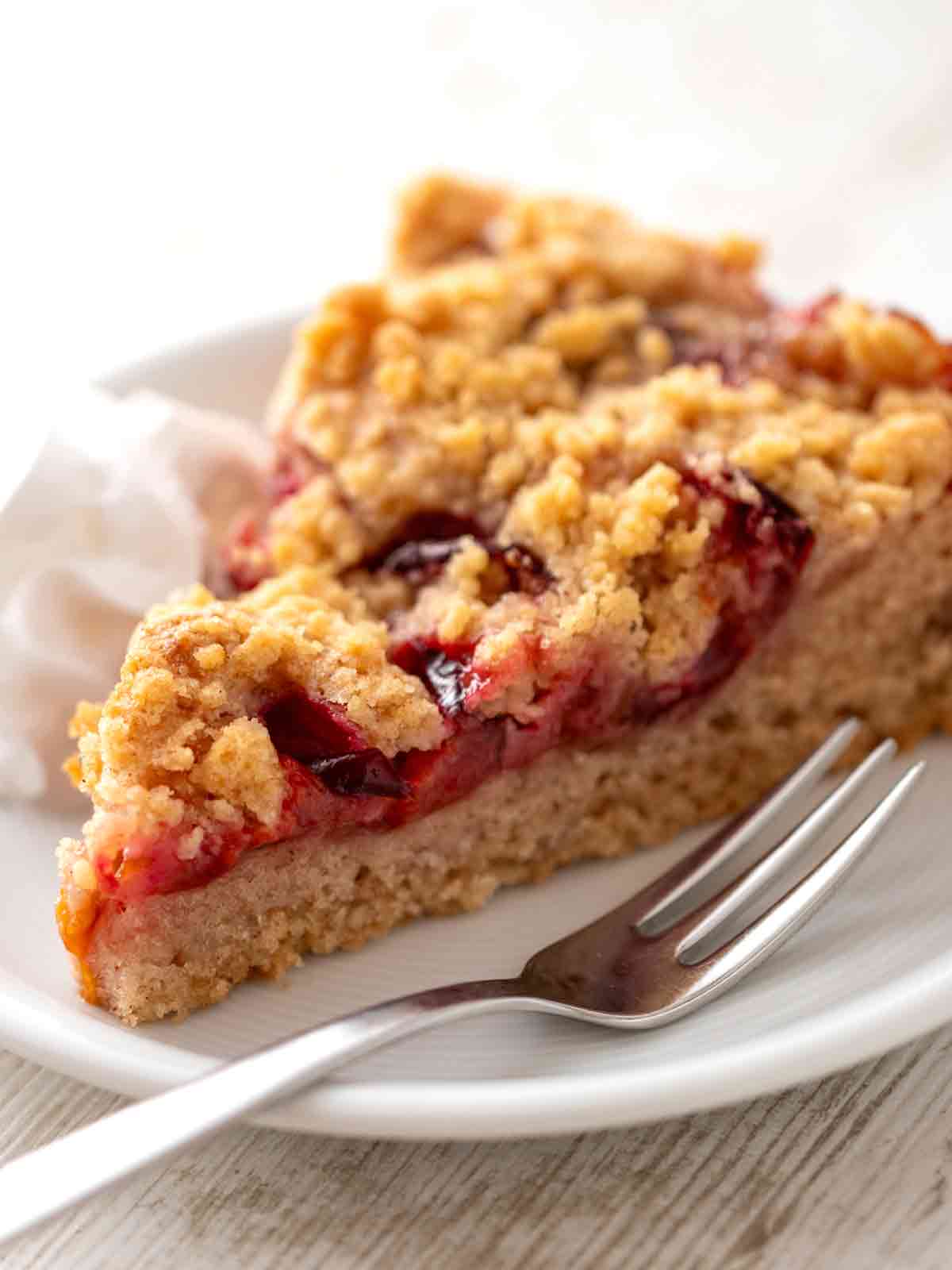 Veganer Zwetschgen Rührkuchen mit Streuseln