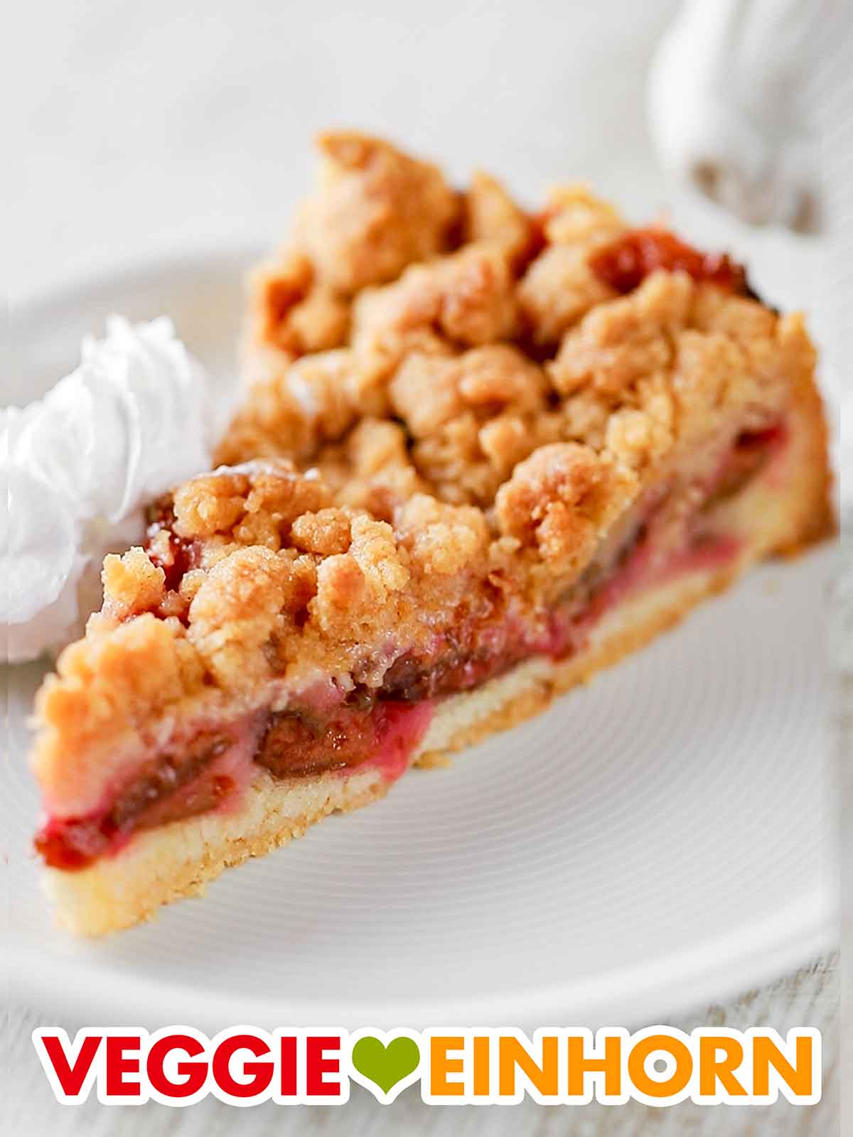 Der vegane Pflaumen Streuselkuchen schmeckt lecker mit veganer Schlagsahne. Veganer Pflaumenkuchen mit Zimtstreuseln und veganer Schlagsahne