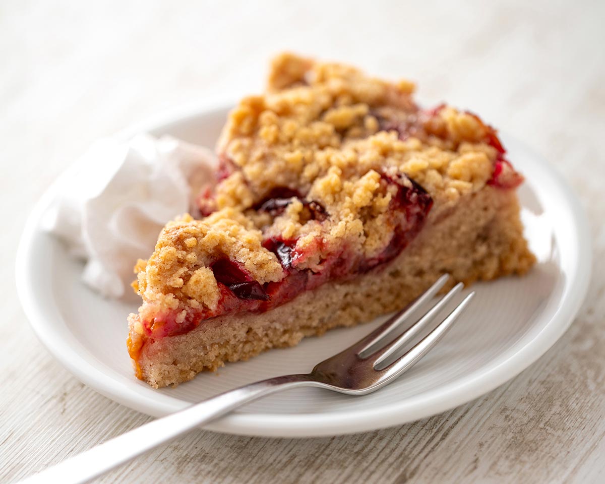 Saftiger veganer Zwetschgenkuchen mit Rührteig und Streuseln