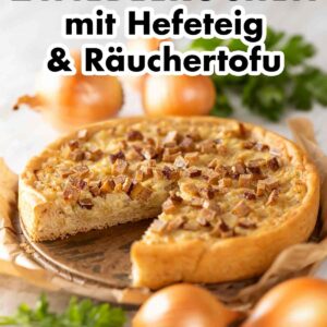 Veganer Zwiebelkuchen mit Hefe und Räuchertofu