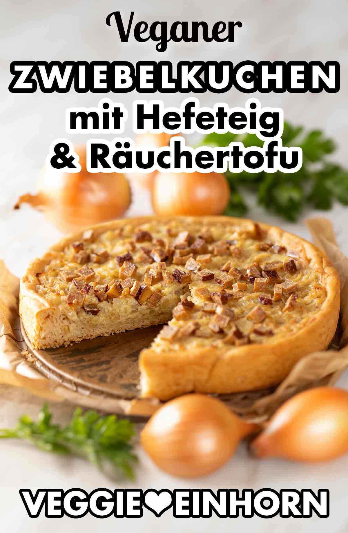 Der vegane Zwiebelkuchen ist ohne Ei und ohne Speck. Veganer Zwiebelkuchen mit Hefe und Räuchertofu