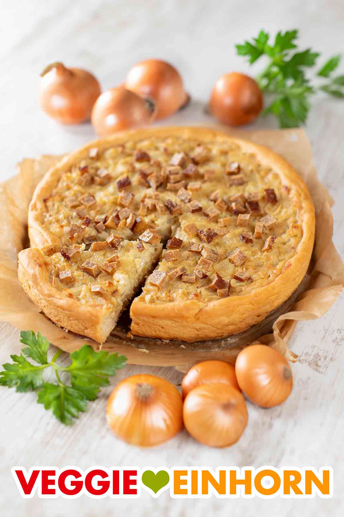 Der vegane Zwiebelkuchen aus der Springform ist ohne Speck und ohne Ei. Veganer Zwiebelkuchen mit Hefe und geräuchertem Tofu