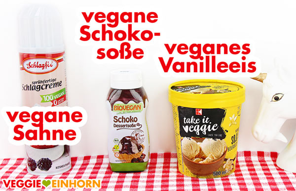 Veganes Vanilleeis, Schokosoße und Sprühsahne Veganes Vanilleeis, Schokosoße und Sprühsahne