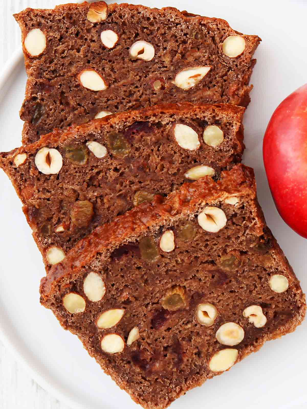 Drei Stücke veganes Apfelbrot auf einem Teller