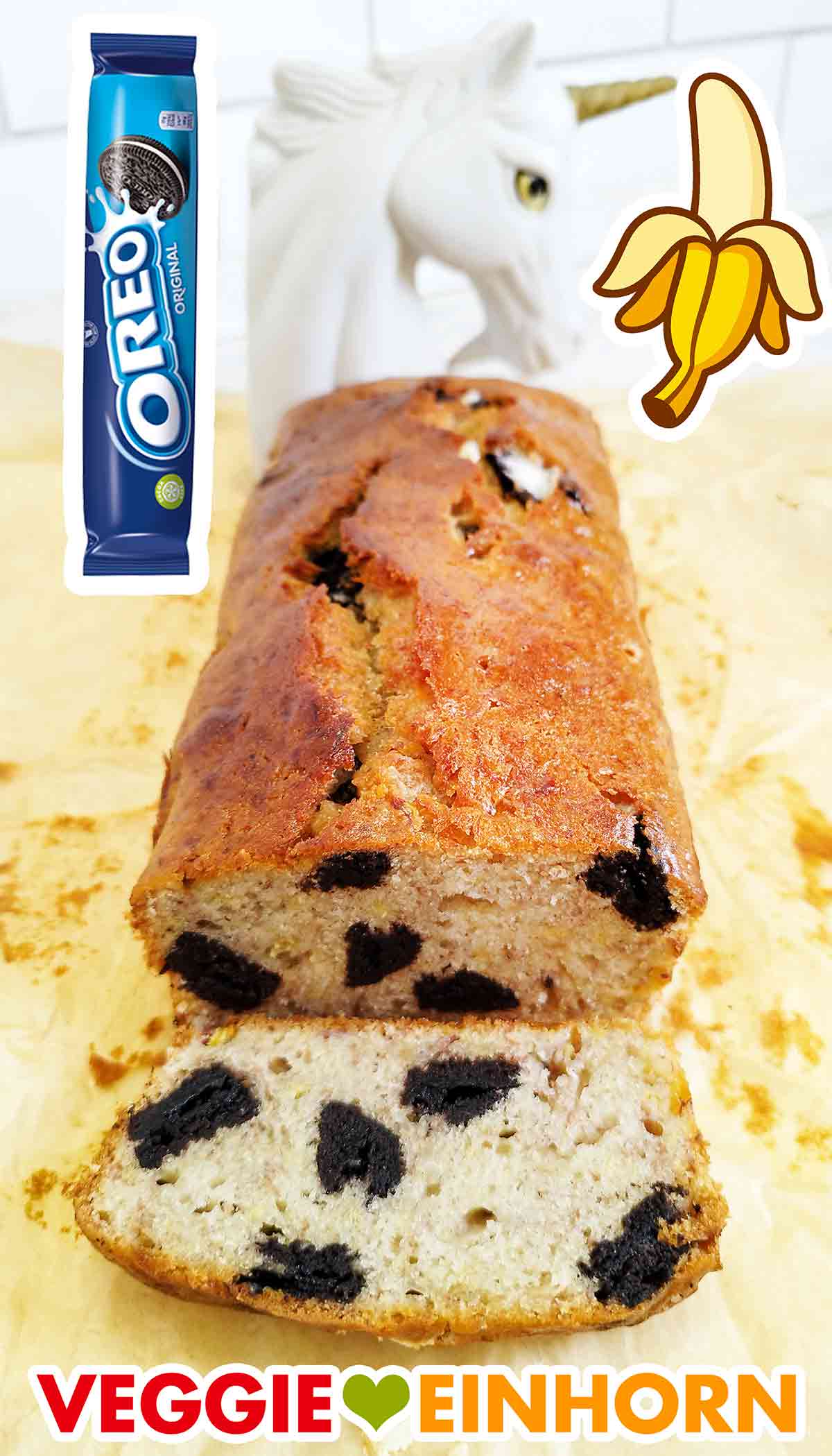Das Oreo-Bananenbrot ist einfach und sehr beliebt. Angeschnittenes veganes Bananenbrot mit Oreos