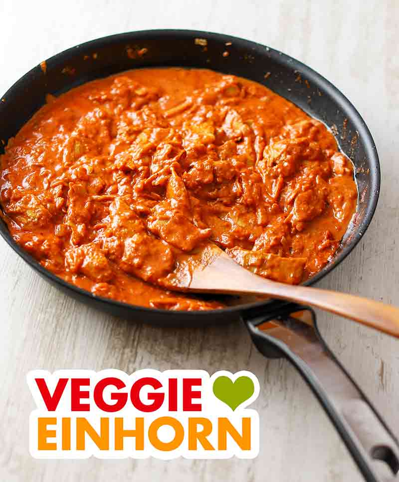Das vegane Chicken Korma ist sehr lecker. Pfanne mit veganem Chicken Korma