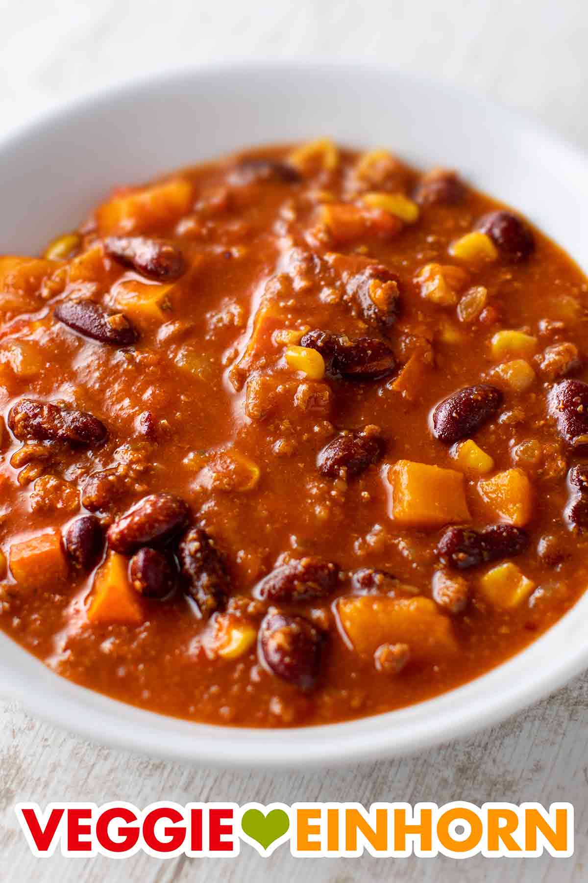Das vegane Chili sin Carne mit Kürbis ist sehr lecker. Kürbis Chili mit Hokkaido, veganem Hack, Kidneybohnen und Mais