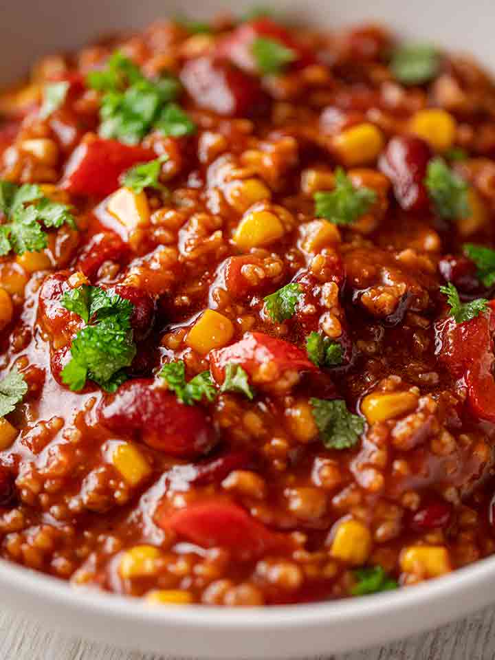 Grünkern Chili auf einem Teller
