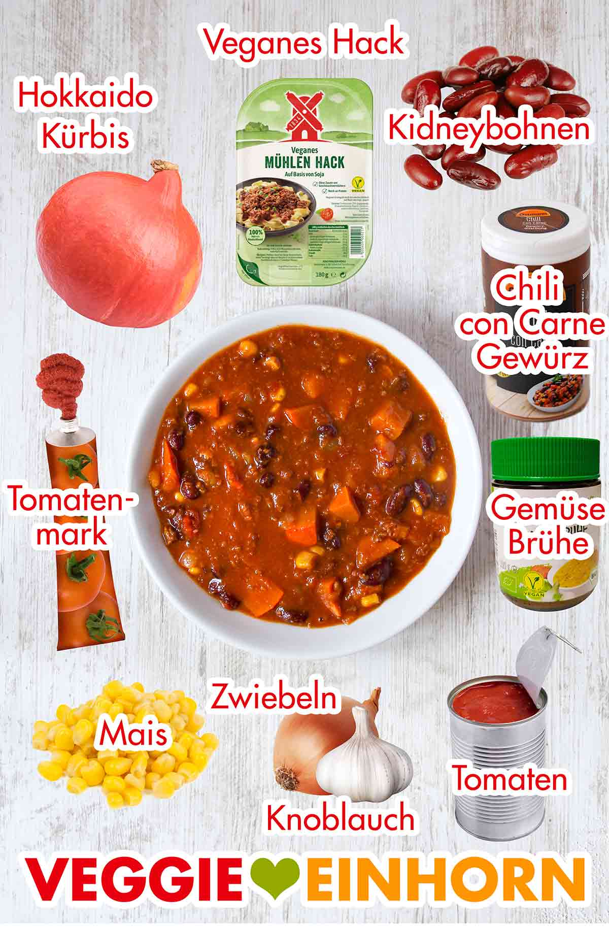 Die Zutaten für das vegane Kürbis Chili sind Hokkaido Kürbis, Rügenwalder Mühlen Hack, Kidneybohnen und Chili con Carne Gewürz. Ein Teller veganes Chili con Kürbis mit den Zutaten