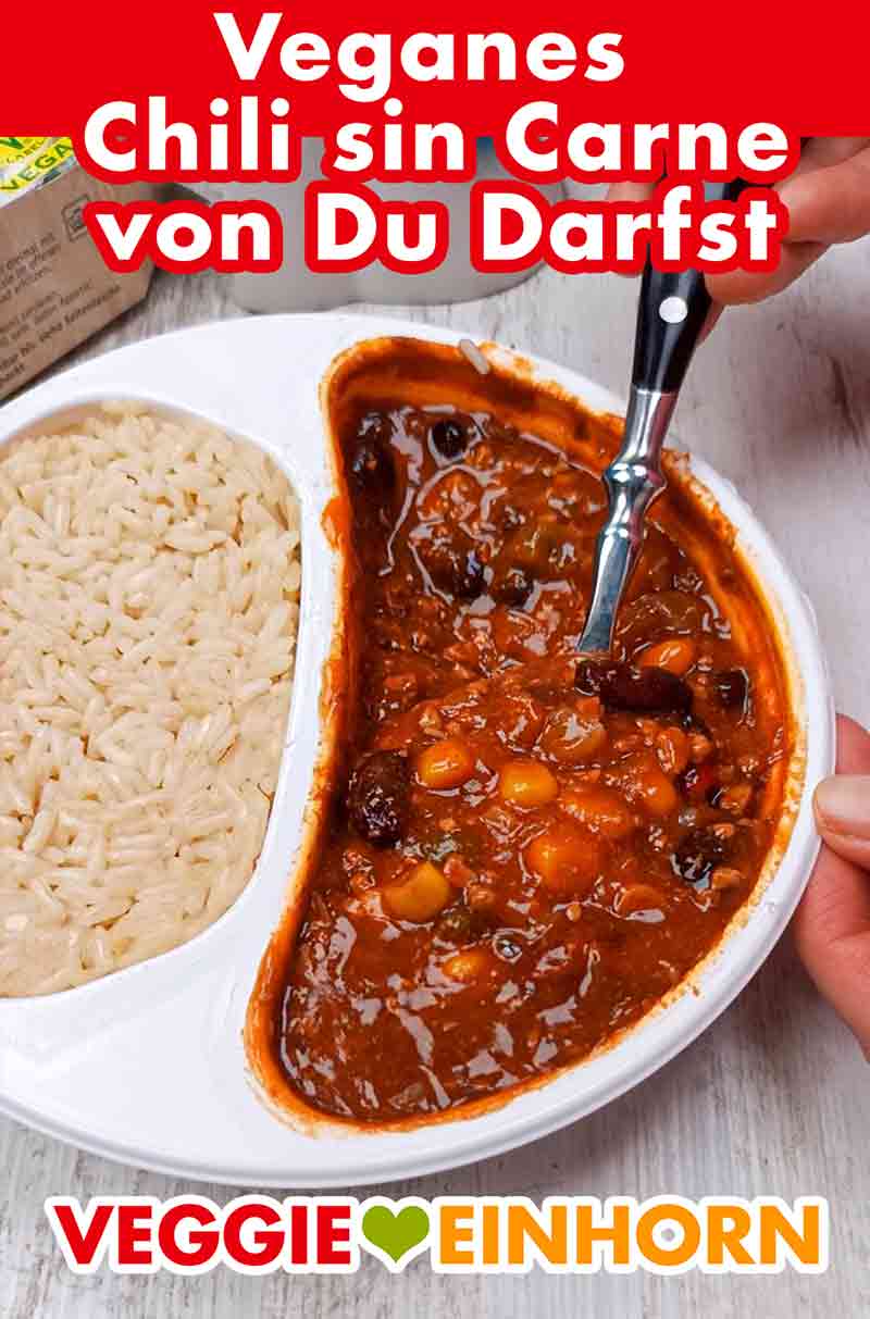 So sieht das fertige vegane Chili sin Carne von Du Darfst aus. Das vegane Chili sin Carne von Du Darfst mit einem Löffel