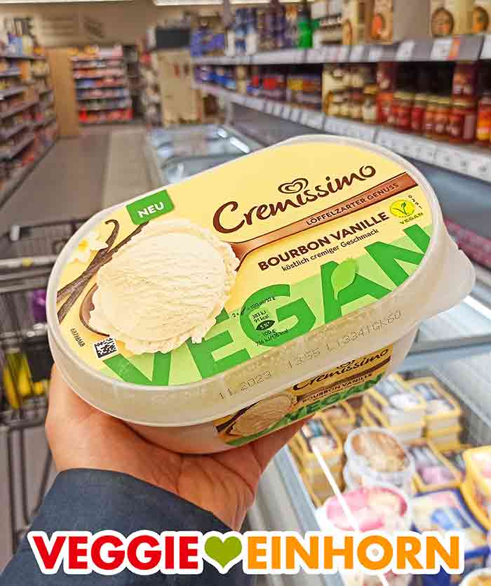 Das vegane Vanilleeis von Cremissimo im Supermarkt Eine Packung vegane Cremissimo Vanilleeiscreme im Edeka