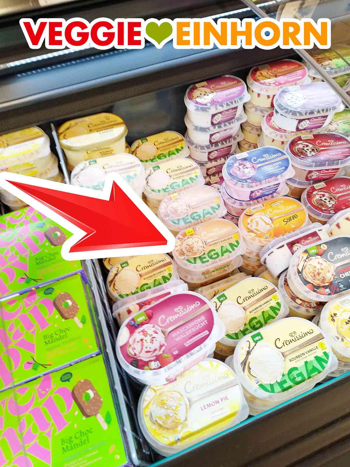 Bei Marktkauf gibt es einige Sorten an veganem Eis, z.B. von Cremissimo und von vehappy. Cremissimo Peanut Banana Vegan in der Tiefkühltruhe im Supermarkt