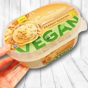 Eine Hand hält eine Packung Cremissimo Peanut Banana vegan
