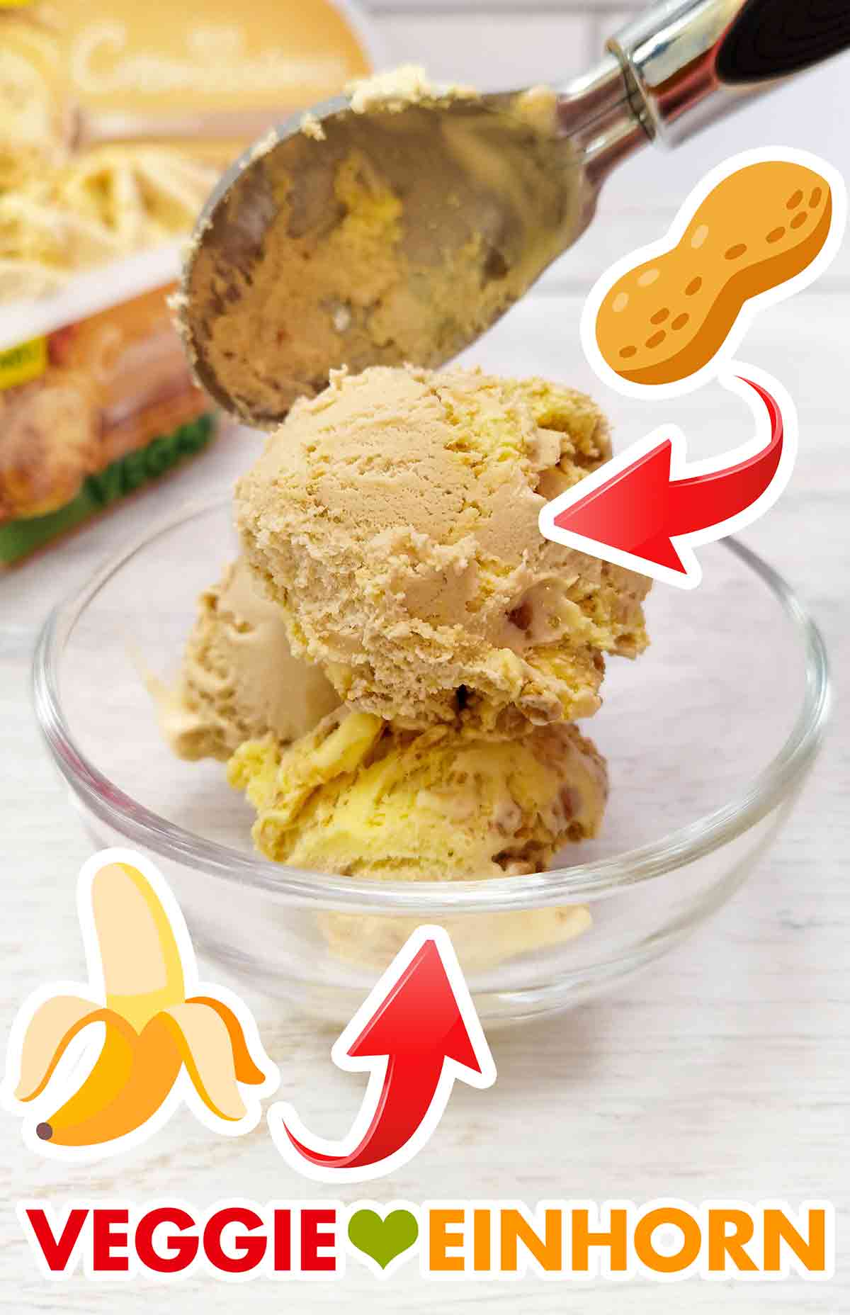Das vegane Erdnusseis ist hellbeige und das vegane Bananeneis ist hellgelb. Dessertschälchen mit drei Kugeln veganem Cremissimo Peanut Banana