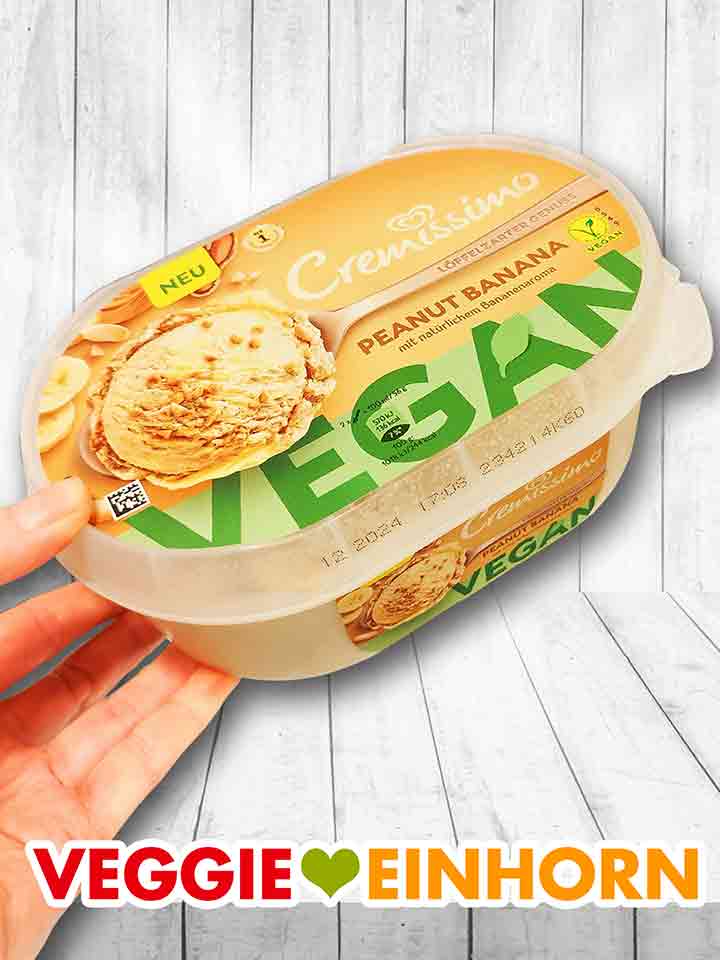 Eine Hand hält eine Packung Cremissimo Peanut Banana vegan