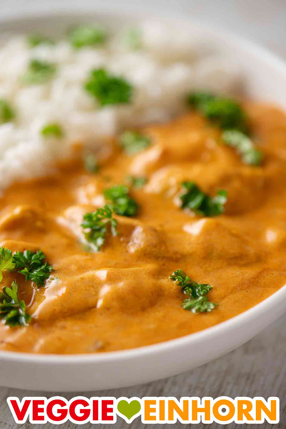 Das vegane Curry Geschnetzelte passt zu Reis oder Nudeln. Veganes Currygeschnetzeltes mit Like Chicken