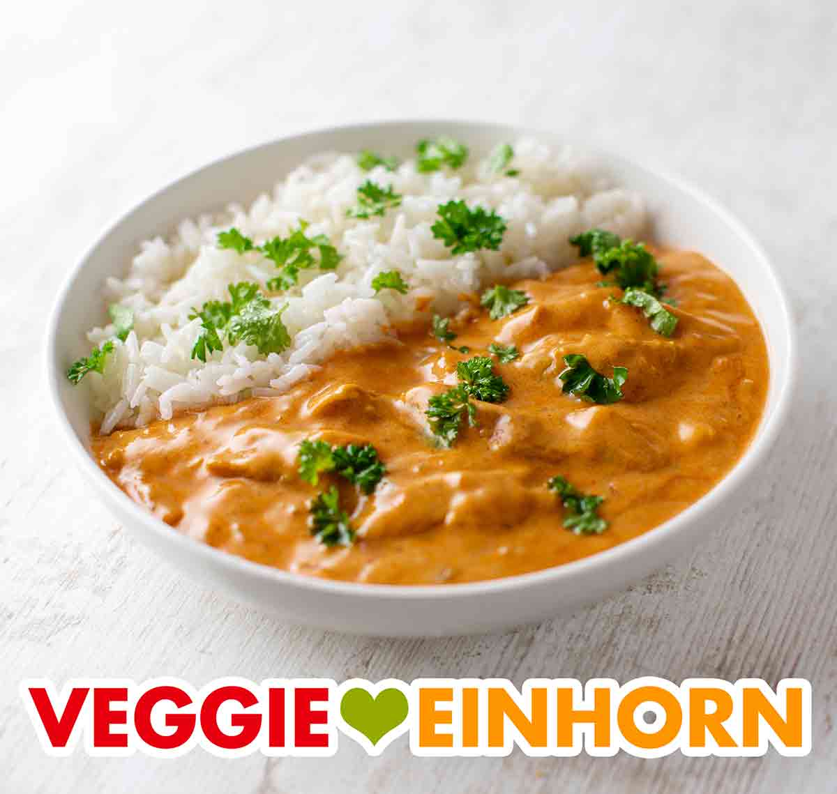 Das Curry Geschnetzelte mit veganem Hähnchen von Like Meat ist einfach und lecker. Reis mit veganem Curry Geschnetzeltem