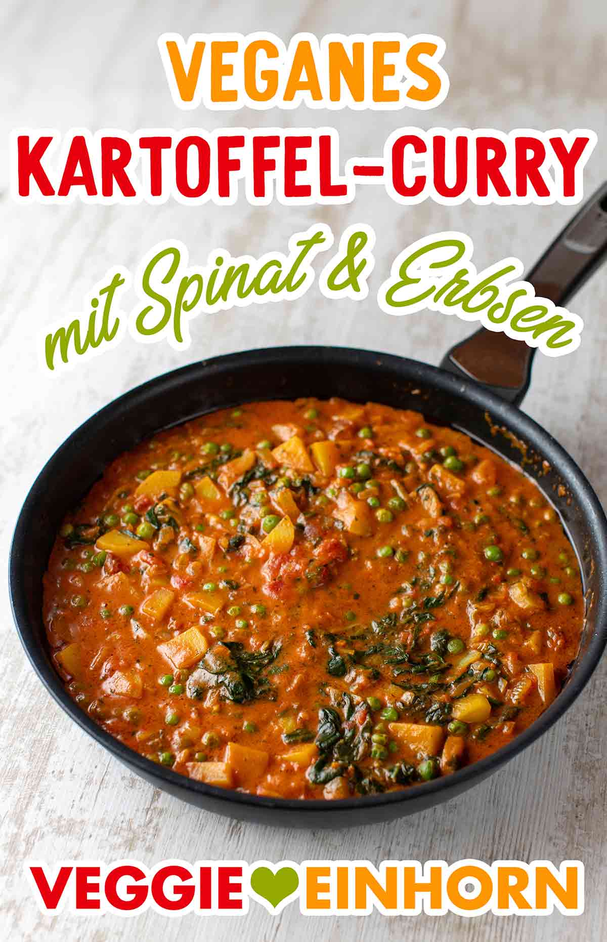 Das vegane Kartoffelcurry mit Kokosmilch, Erbsen, Tomaten und Blattspinat ist lecker und gesund. Pfanne mit veganem Kartoffel Curry mit Erbsen, Spinat und Kokosmilch