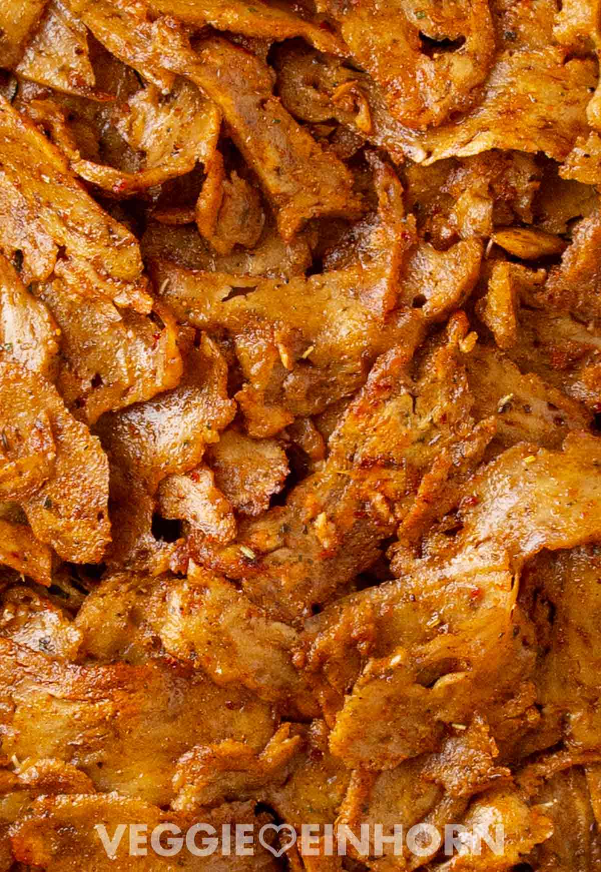 Selbstgemachtes veganes Döner Kebab aus Seitan Nahaufnahme von veganem Döner Kebab aus Seitan Fix