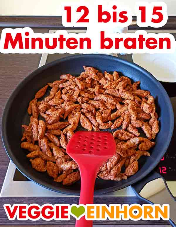 Das vegane Dönerfleisch wird in der Pfanne angebraten. Veganes Dönerfleisch in der Pfanne braten