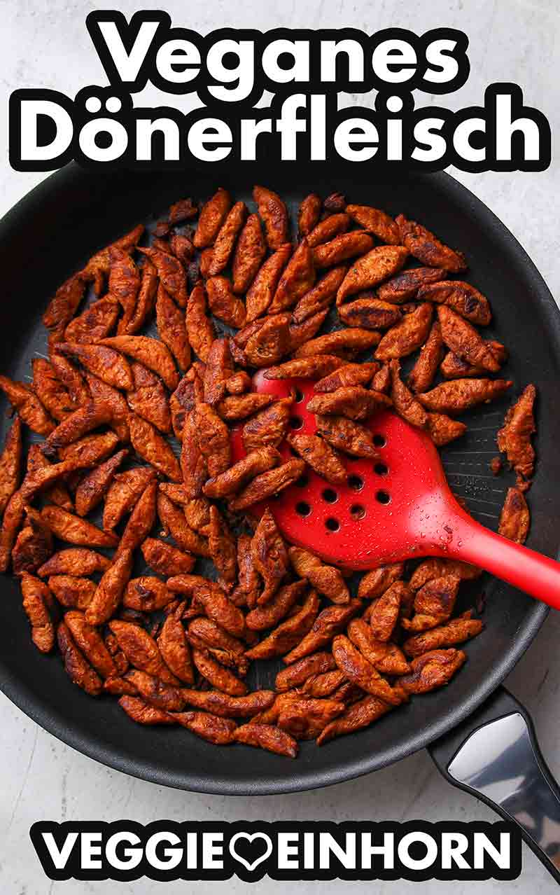 Das vegane Dönerfleisch wird in der Pfanne gebraten. Veganes Dönerfleisch in einer Pfanne
