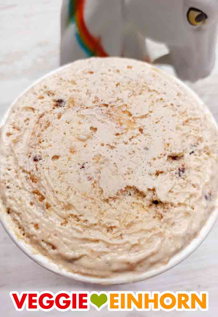 Vegane Eiscreme Netflix & Chill'd im offenen Becher. Der geöffnete Becher Ben and Jerry's Netflix and Chill'd Non Dairy Ice Cream
