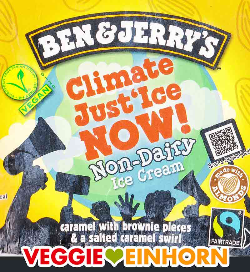 Auf dem Becher des veganen Eis von Ben and Jerry's ist ein veganes V-Label. Vegan Zeichen auf dem Becher von Ben & Jerry's Climate Just'Ice Now