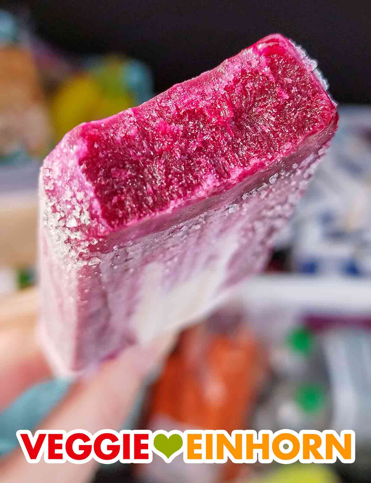 Likkies Blueberry Coconut mit Blaubeer-Sorbet aus Blaubeersaft und Blaubeerpüree Angebissenes Likkies Blueberry Coconut