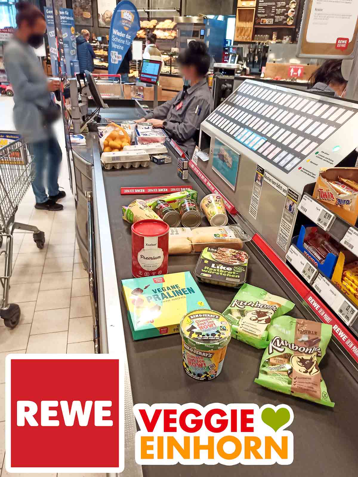 Vegane Lebensmittel auf dem Kassenband im Supermarkt Veganer Lebensmitteleinkauf an der Kasse bei Rewe
