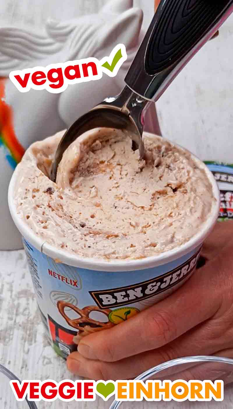 Das vegane Netflix and Chill'd von Ben & Jerry's wird serviert. Eisportionierer im Becher Netflix & Chill'd Non-Dairy Ice Cream