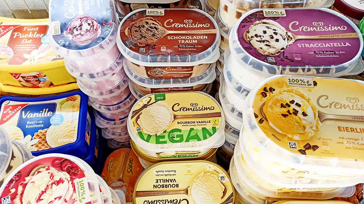 Die vegane Vanille Eiscreme von Cremissimo im Supermarkt Veganes Cremissimo Bourbon Vanille mit anderen Eissorten im Supermarkt