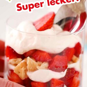 Einfaches veganes Erdbeerdessert im Glas