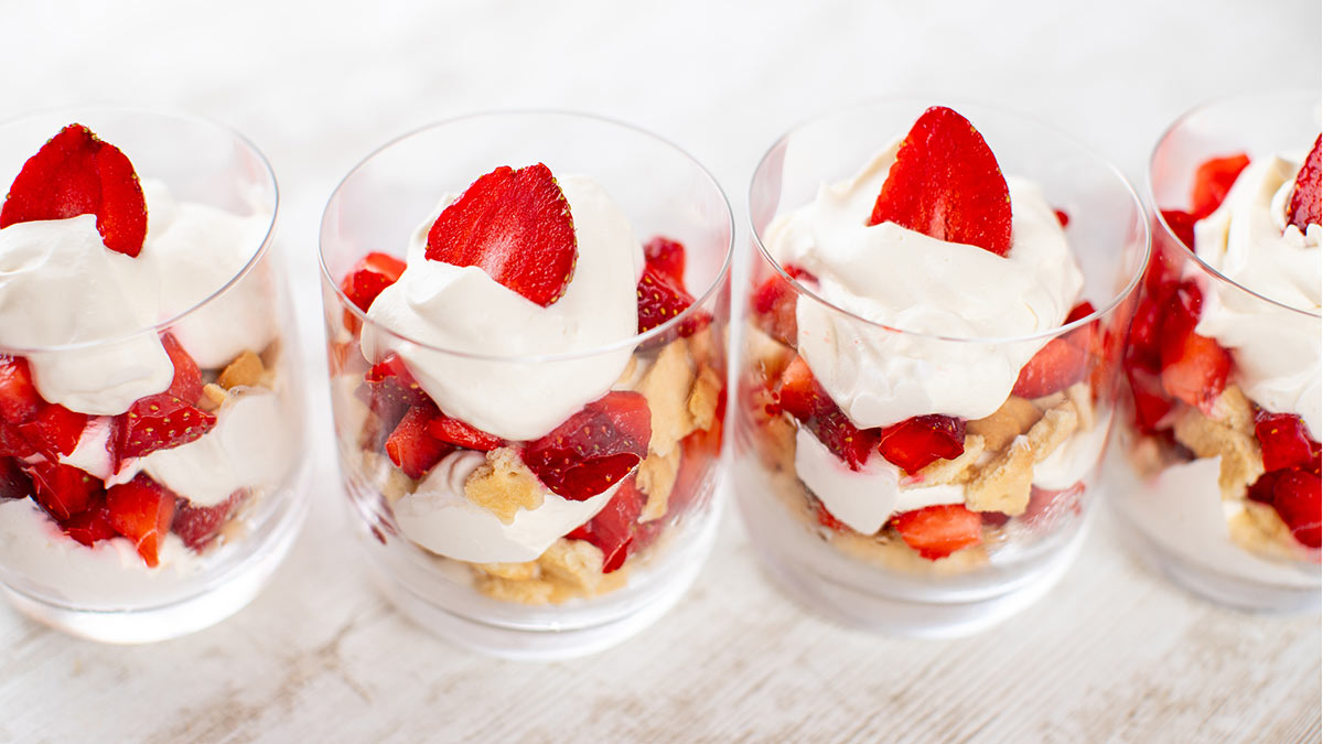 Veganes Dessert mit Erdbeeren
