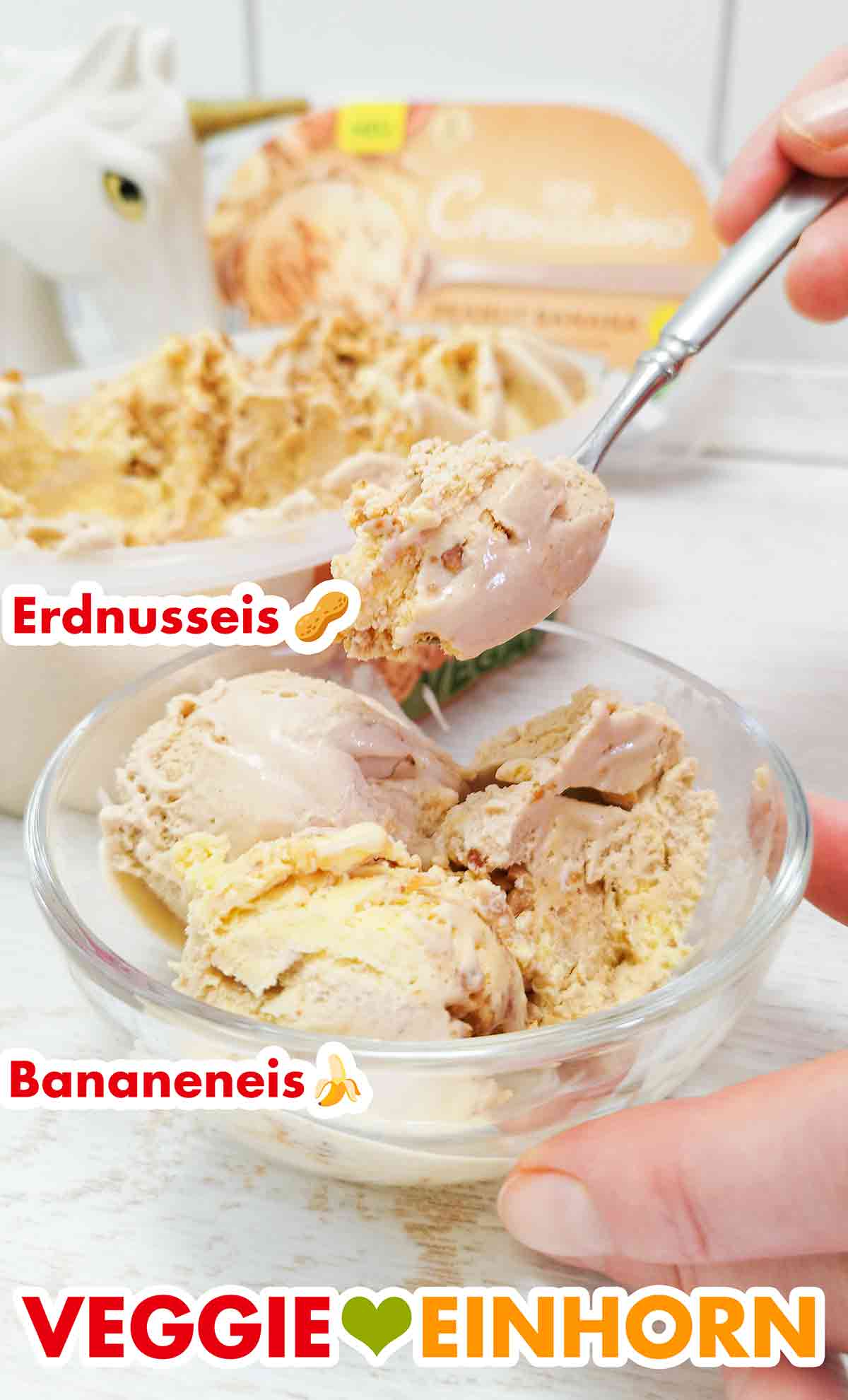 Die vegane Eiscreme von Cremissimo ist wie immer super cremig. Veganes Peanut Banana Eis von Cremissimo auf einem Dessertlöffel