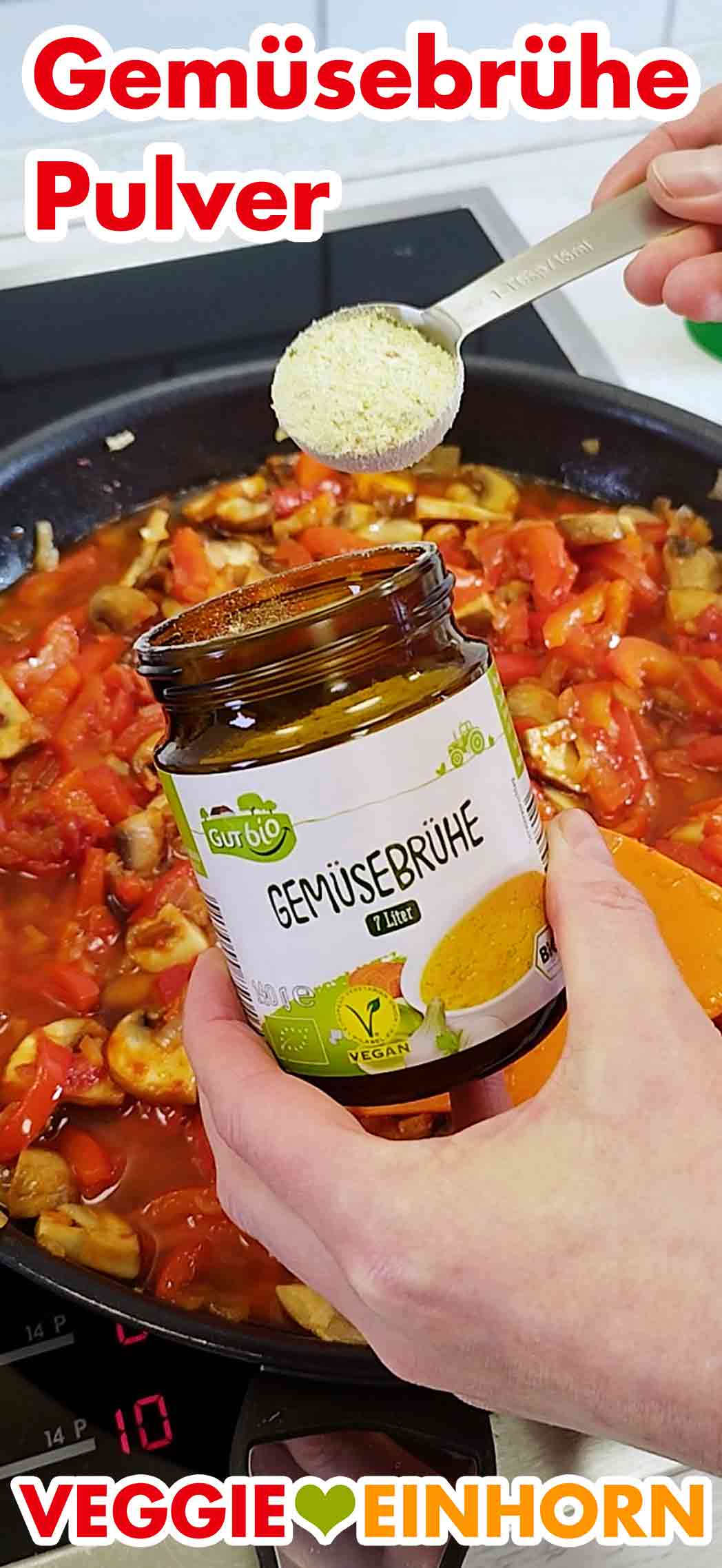 Ein Esslöffel veganes Gemüsebrühe Pulver wird zugefügt. Zufügen von veganem Gemüsebrühe Pulver