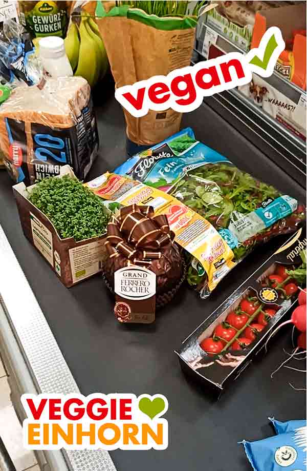 Ich habe das vegane Grand Ferrero Rocher bei Rewe gekauft. Das Grand Ferrero Rocher Zartbitter an der Kasse im Supermarkt