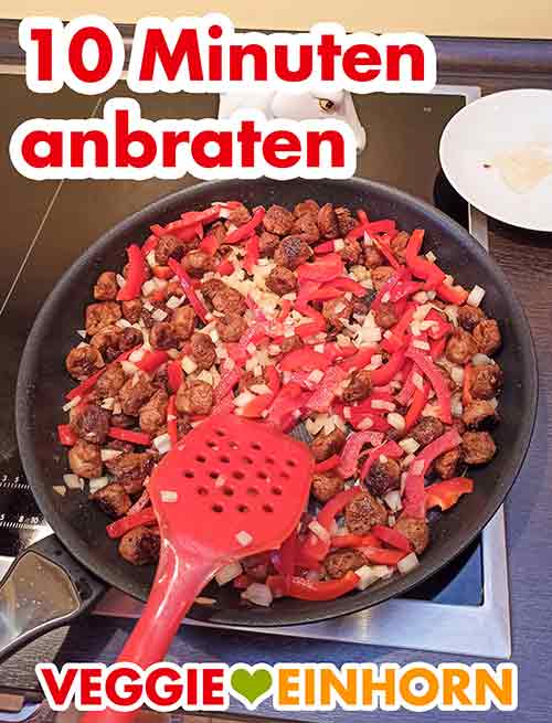 Zwiebel und Paprika werden mit gebraten Anbraten der Zwiebel und Paprika