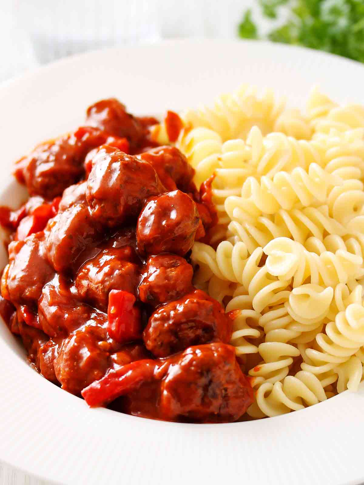 Veganes klassisches Gulasch mit Sojawürfeln
