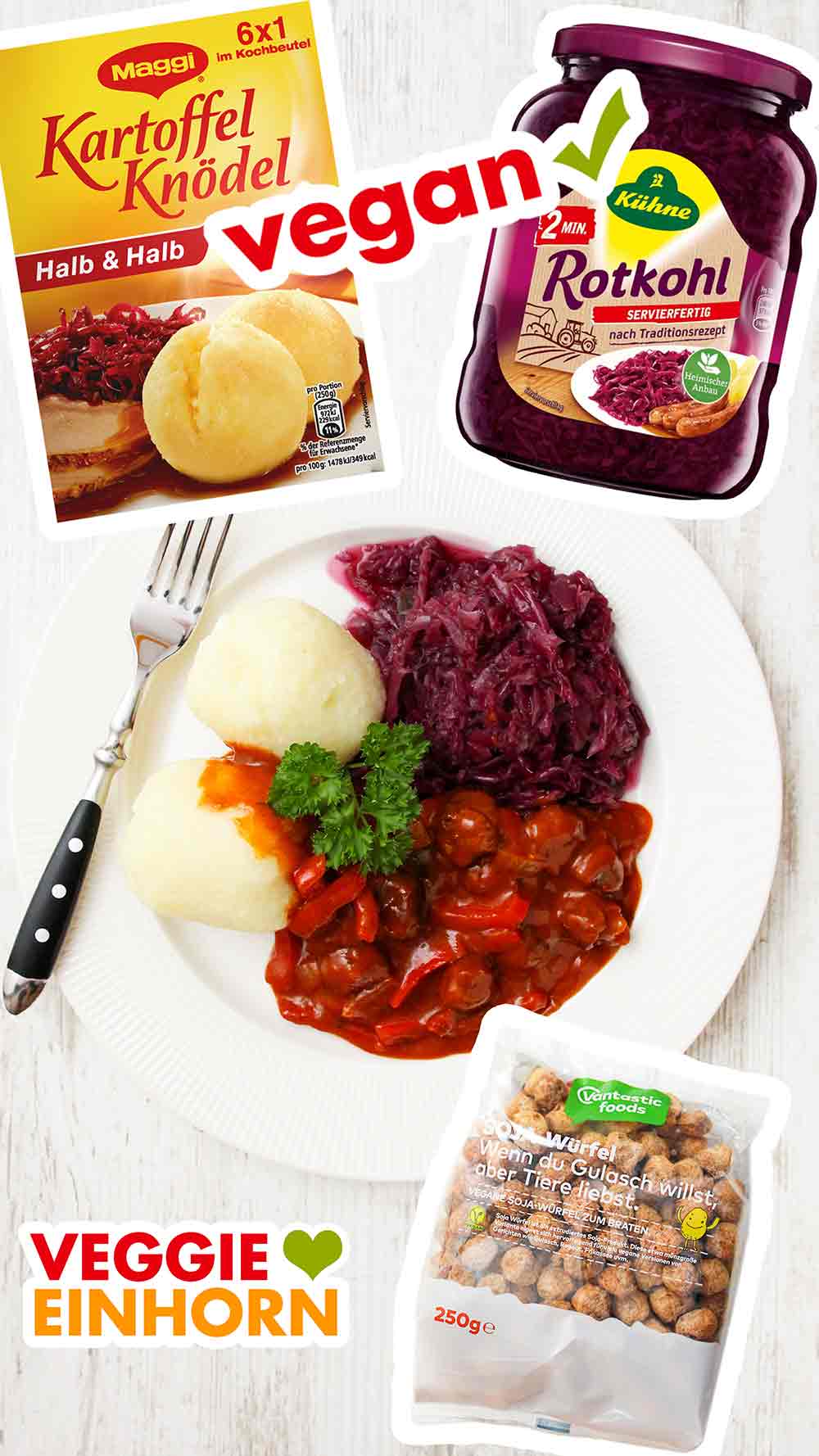 Vegetarisches Gulasch, Kartoffelknödel und Rotkraut Ein Teller mit veganem Gulasch, veganen Knödeln und Rotkohl